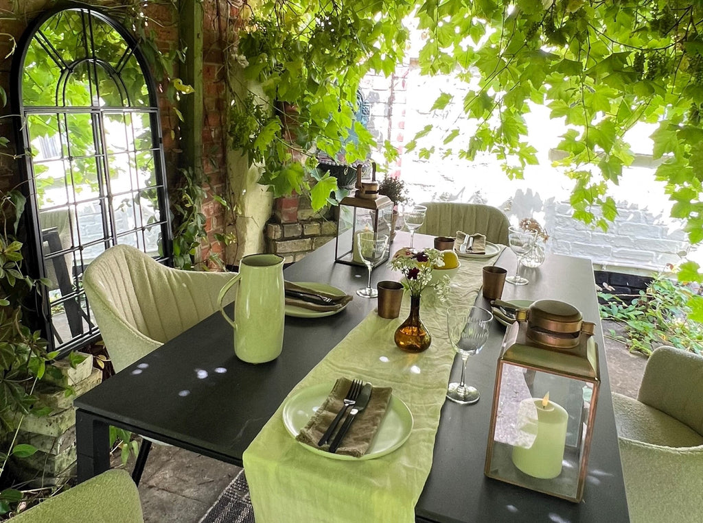Pergola inspiration, dining setup, boucle chair, black garden table, cosy atmosphere, cozy decor 