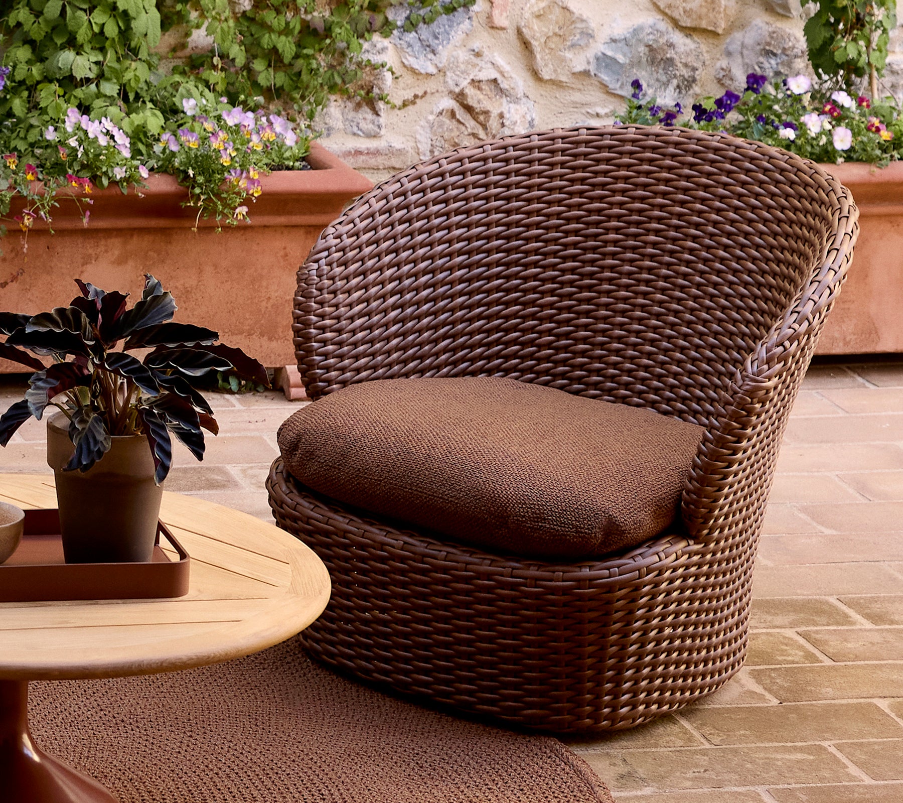 Cane-line Coast lounge chair w/swivel - Scandinavian outdoor furniture ...